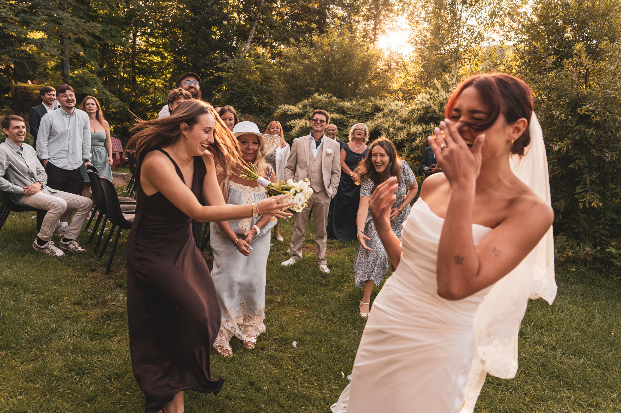 Mariage de Derya et Benjamin — la mariée éclate de rire au milieu des invités